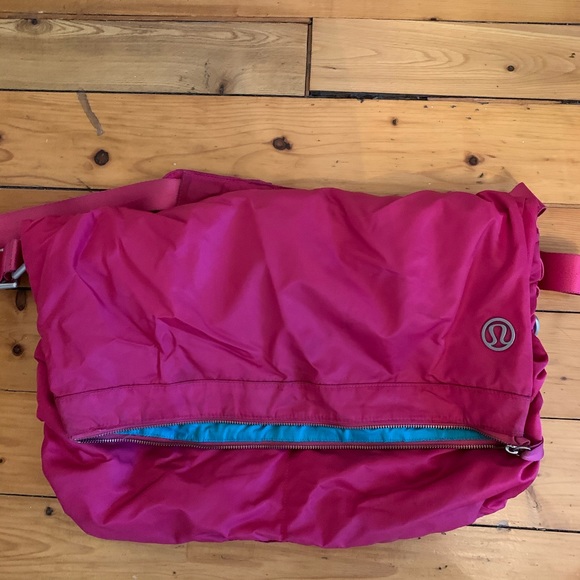 Lululemon crossbody messenger bag - Picture 2 of 5